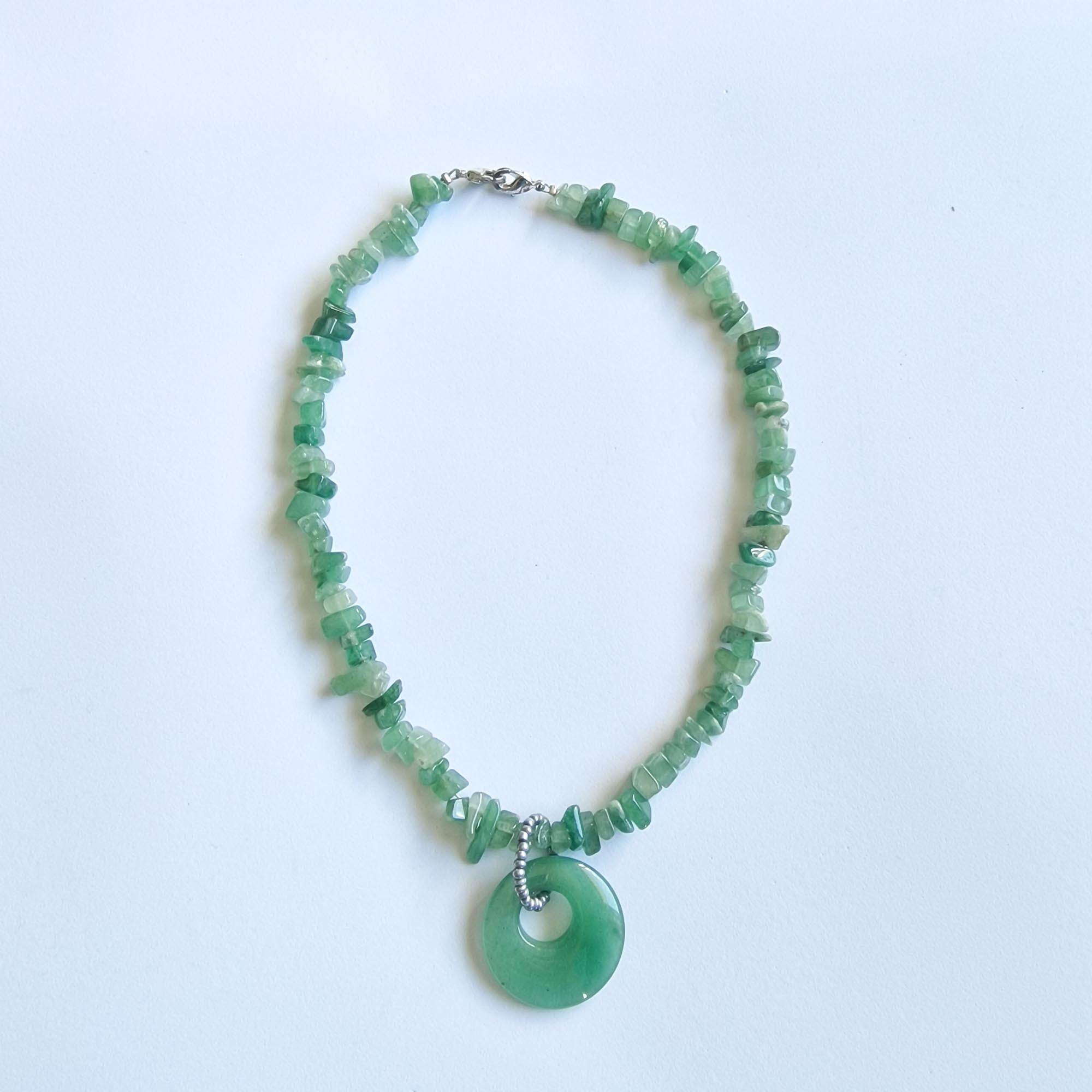Green Stone Chip Necklace with Donut Pendant – Vintage Style Statement Jewellery