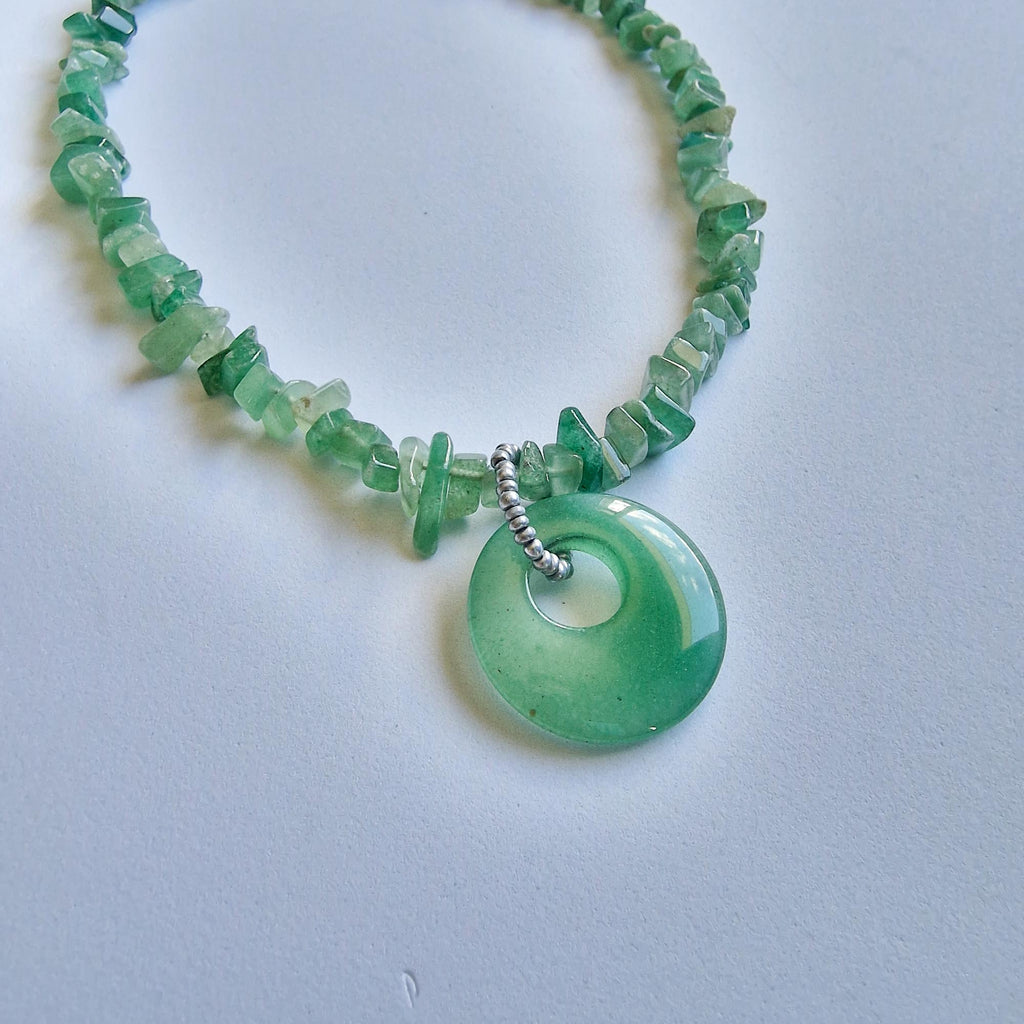 Green Stone Chip Necklace with Donut Pendant – Vintage Style Statement Jewellery