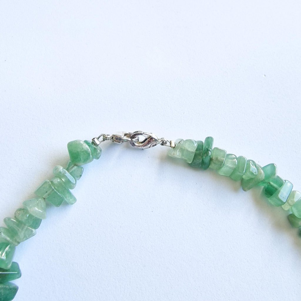 Green Stone Chip Necklace with Donut Pendant – Vintage Style Statement Jewellery
